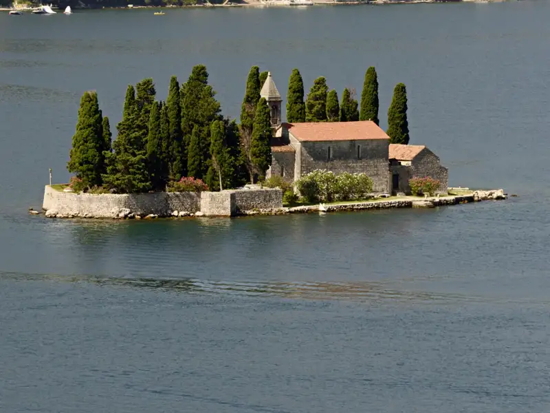 Kirche auf einer kleinen Insel.