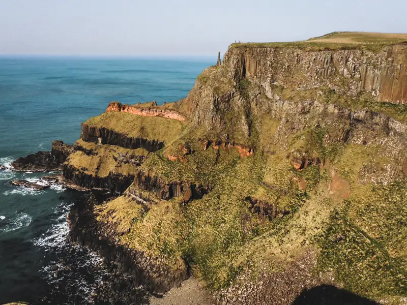 Steilküste mit Blick auf das Meer.
