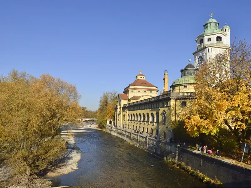 Herbstliche Ansicht des Müllerschen Volksbads an der Isar in München.