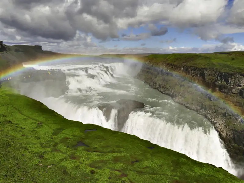 Mächtiger Wasserfall mit Regenbogen