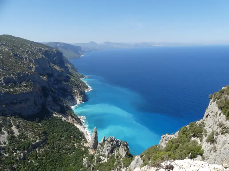 Felsige Küste mit türkisblauem Meer.