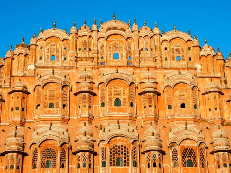 Fassade des Hawa Mahal mit seinen vielen Fenstern und kunstvollen Verzierungen.