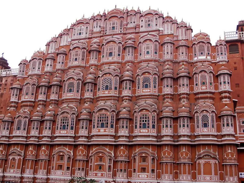 Fassade des Hawa Mahal mit seinen zahlreichen Fenstern.