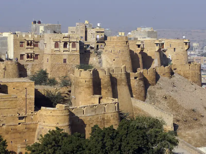Historische Festungsmauern aus Sandstein.