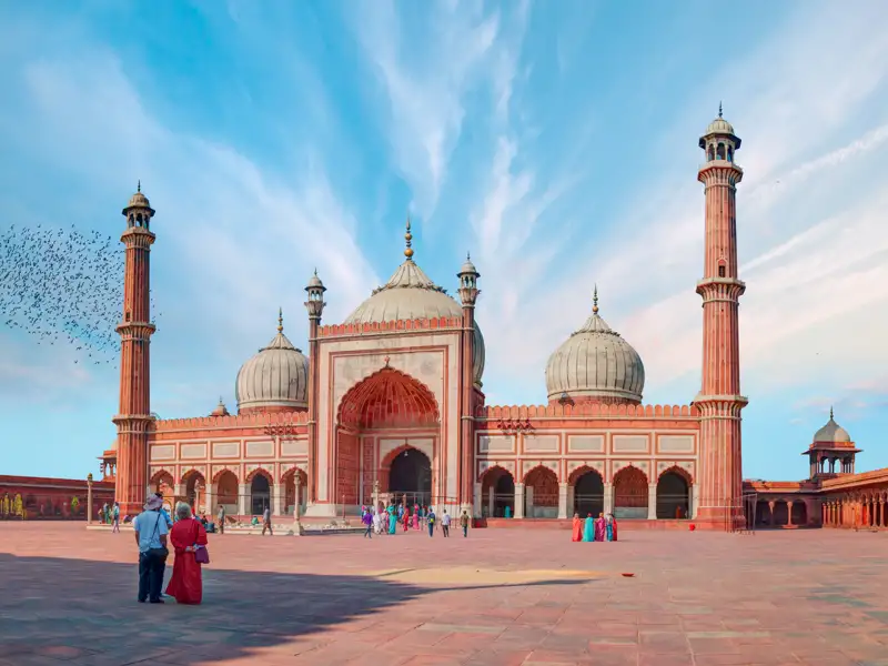 Die beeindruckende Architektur der Jama Masjid mit ihren Minaretten und Kuppeln.