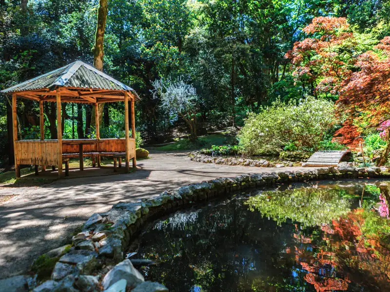 Ruheoase im Garten mit Bambuspavillon und Teich.