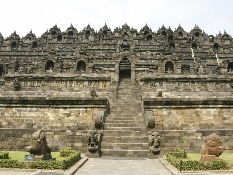 Der Borobudur Tempel, ein beeindruckendes Beispiel buddhistischer Architektur.