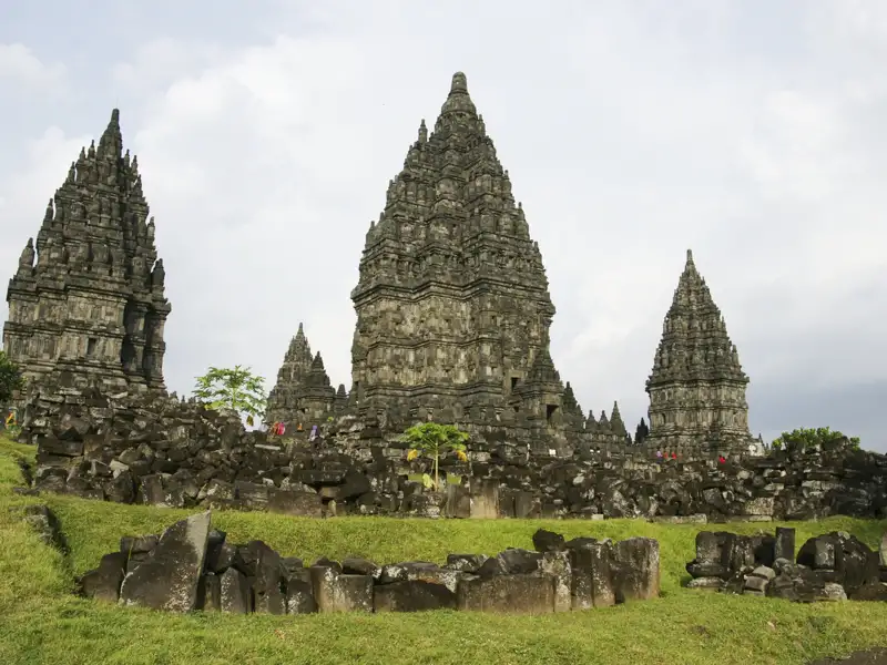 Die majestätischen Türme des Prambanan-Tempels erheben sich in den Himmel.