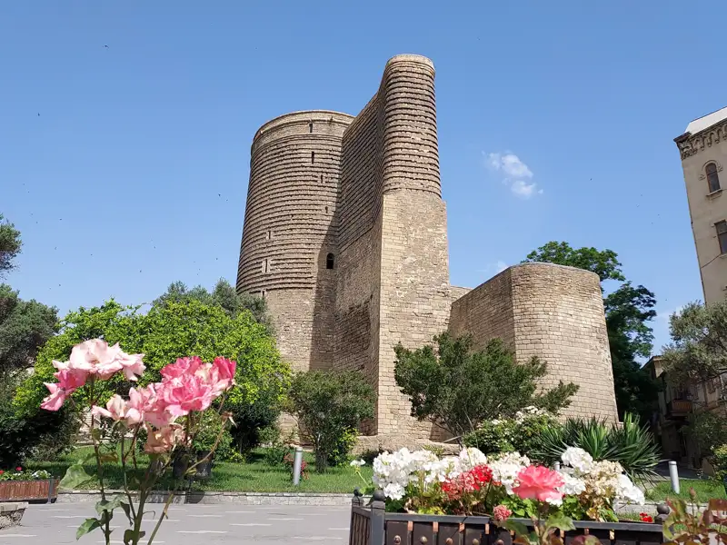 Der Jungfrauenturm in Baku, ein historisches Wahrzeichen.