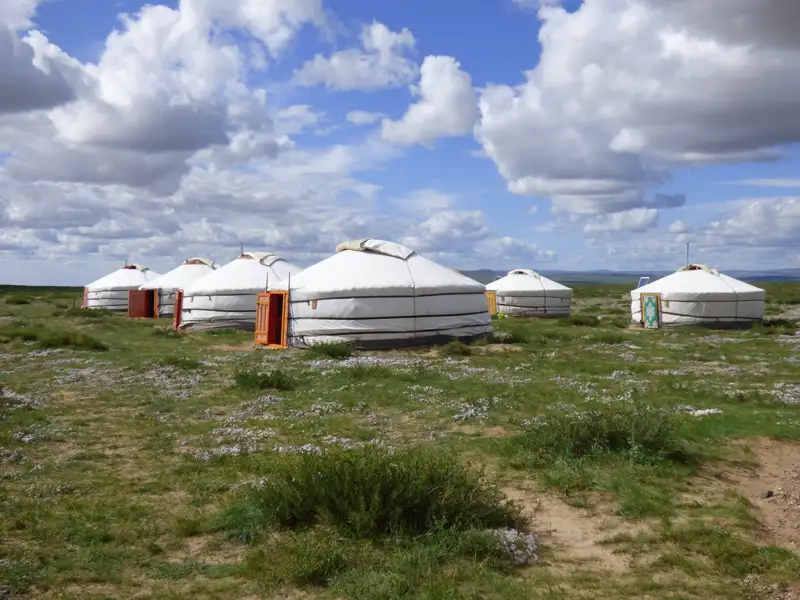 Unterkunft in traditionellen Jurten während der Reise.