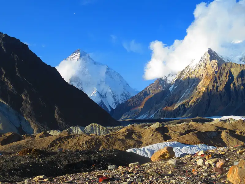 Spektakuläre Berglandschaft mit imposanten Gipfeln und Gletscher.