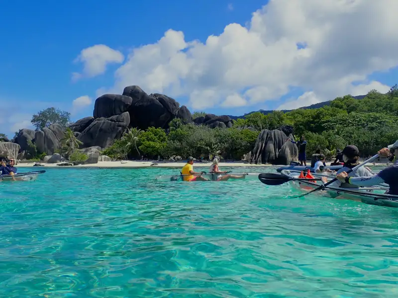 Kajakfahrer erkunden die Küste und das türkisfarbene Wasser.