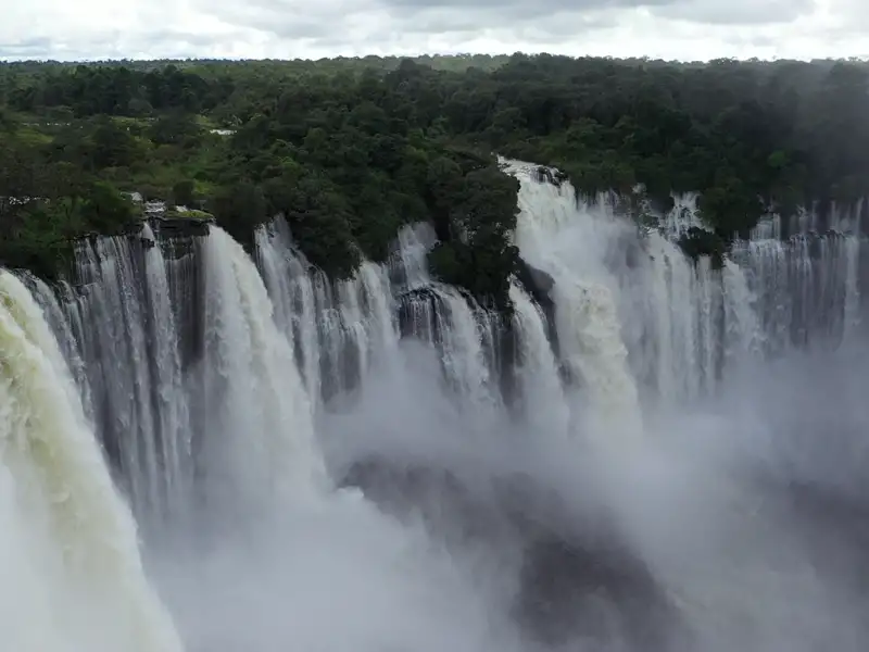 Spektakuläre Ansicht der Wasserfälle mit üppigem Regenwald im Hintergrund.