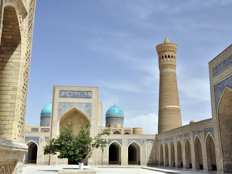 Architektur einer historischen Stätte mit Minarett und Kuppeln.