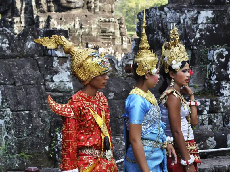 Traditionelle kambodschanische Tänzer und Darsteller in aufwendigen Kostümen posieren in Angkor Wat.