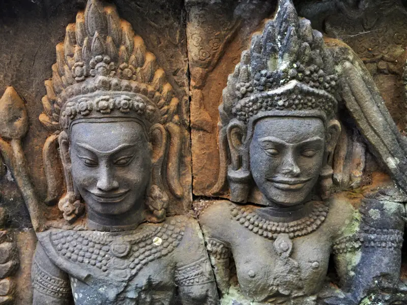 Kambodscha Radreise, Teil eines Tempelreliefs.