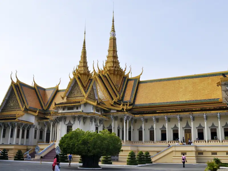 Ein verziertes Gebäude mit vergoldeten Dächern und kunstvollen Details.