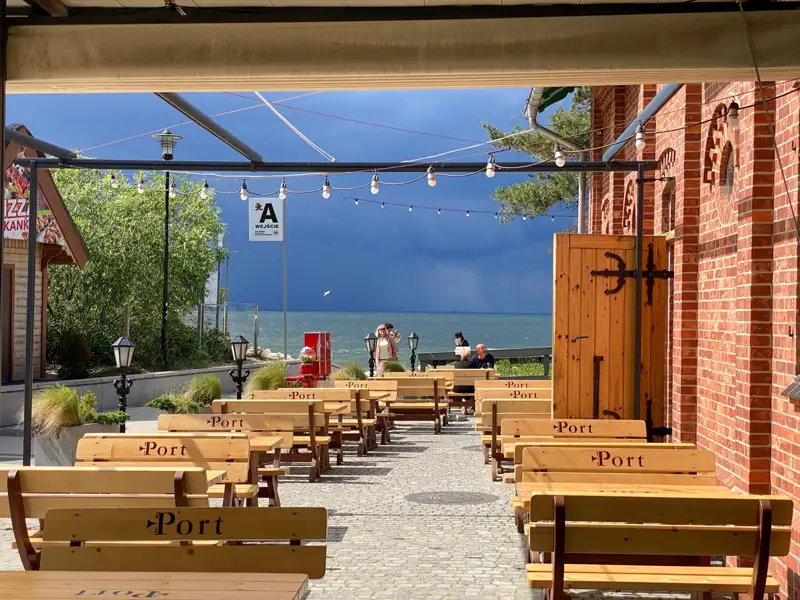 Restaurantterrasse mit Meerblick.