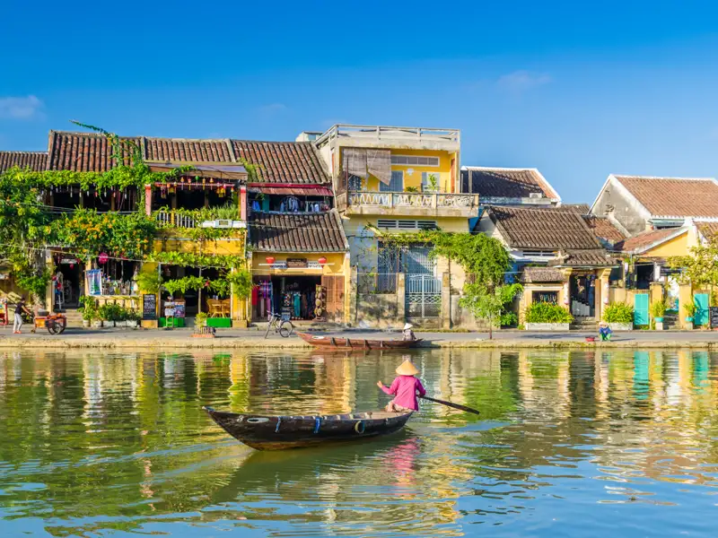 Bootfahrt auf dem Fluss in Hoi An, vorbei an traditionellen Häusern.