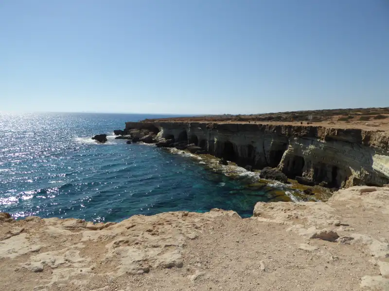 Felsige Küstenformationen am Meer.