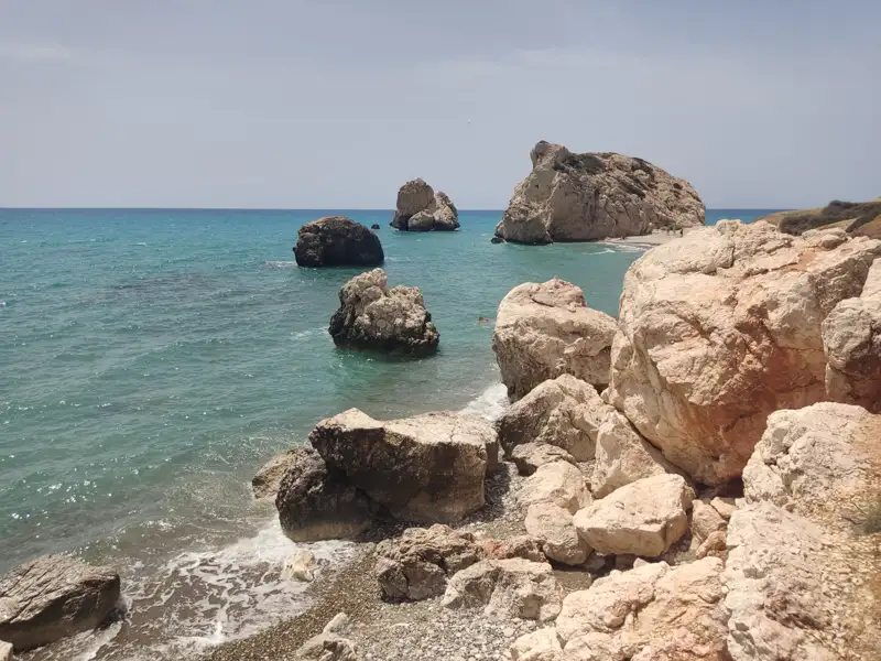 Felsige Küstenlandschaft mit türkisfarbenem Meer.