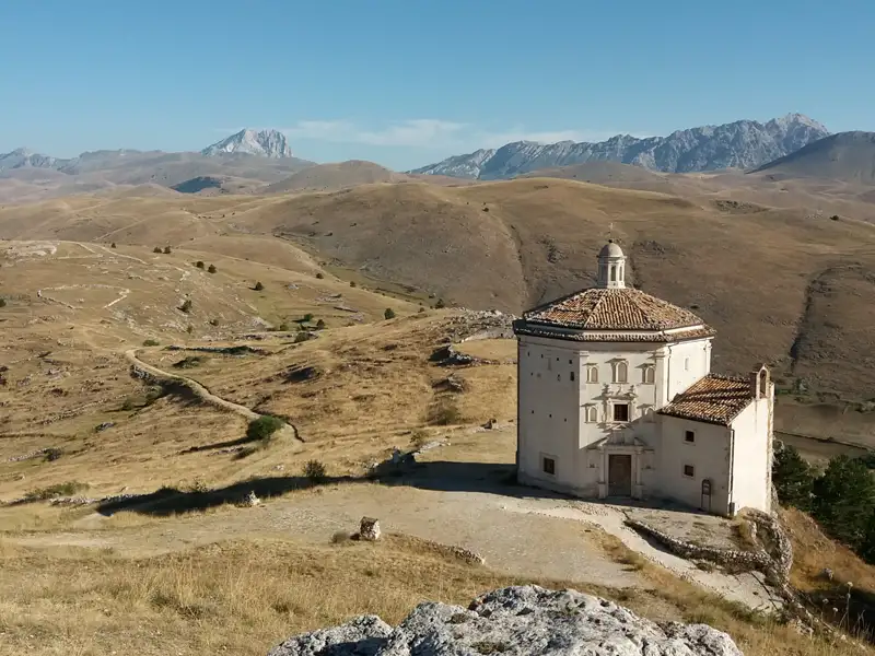 Abgelegene Kirche in einer Berglandschaft.