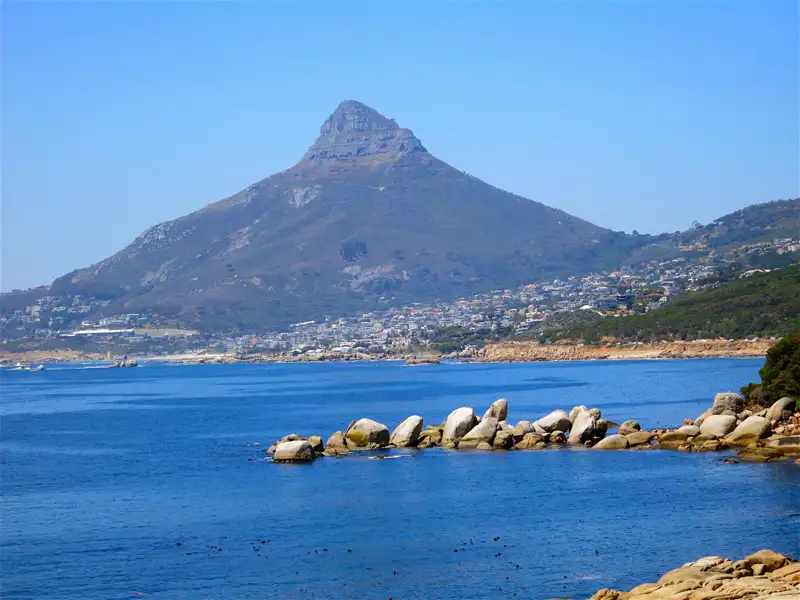 Panoramablick auf den Lions Head mit Blick auf die Küste von Kapstadt.