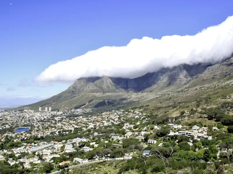 Tafelberg mit Wolkenformation und Blick auf Kapstadt.