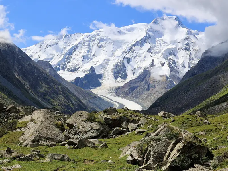Panorama eines Gletschers und schneebedeckter Bergspitzen.