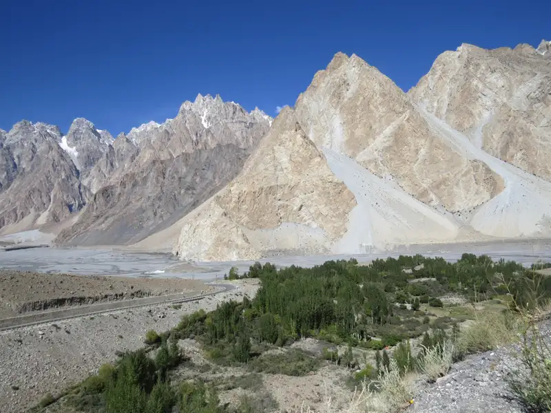Gebirge und Flusstal