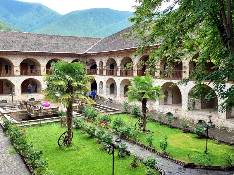 Historische Karawanserei mit Innenhof und Garten.