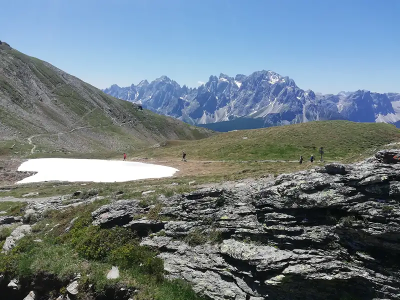 Altschnee auf einer Wanderung in den Bergen.