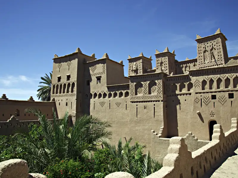 Traditionelle Lehmarchitektur mit verzierter Fassade und Türmen.