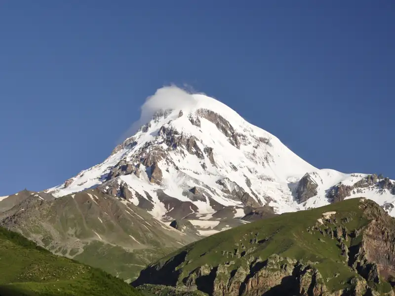 Majestätischer Berg mit schneebedecktem Gipfel.