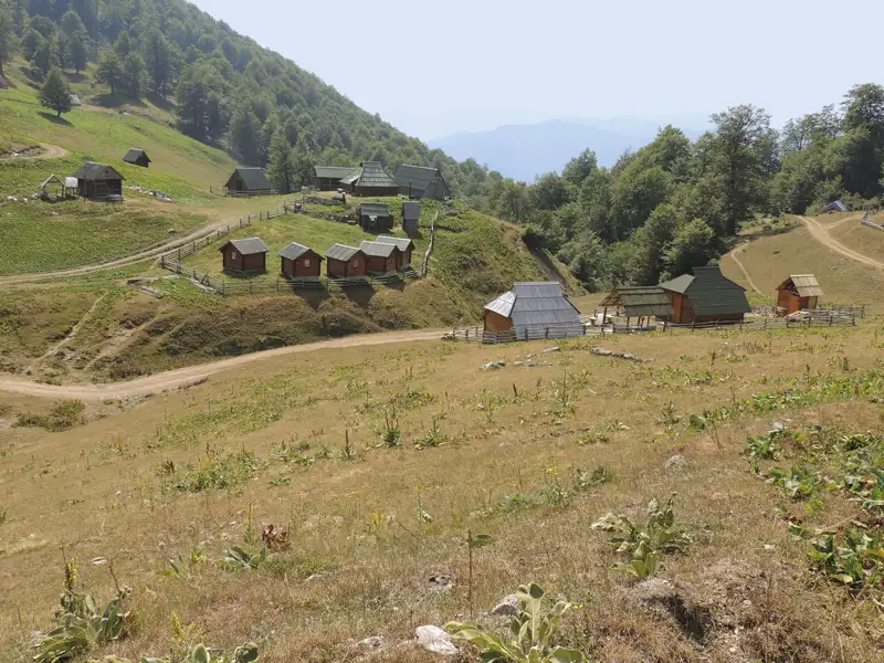 Hütten in einer Berglandschaft.