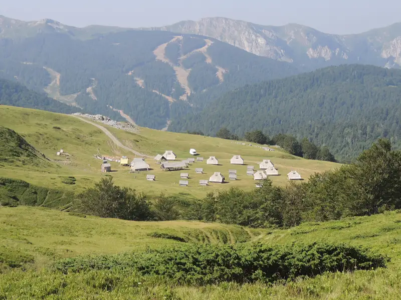 Hütten in einer Berglandschaft