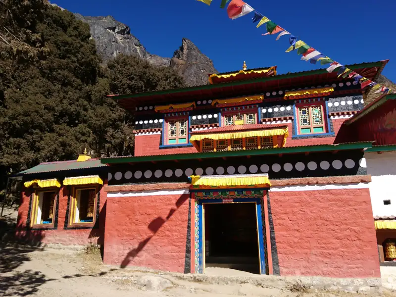 Traditionelles Klostergebäude in den Bergen.