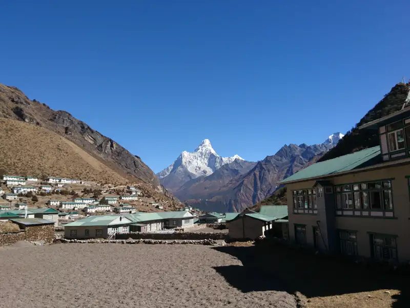 Himalaya-Dorf mit Blick auf einen schneebedeckten Berg
