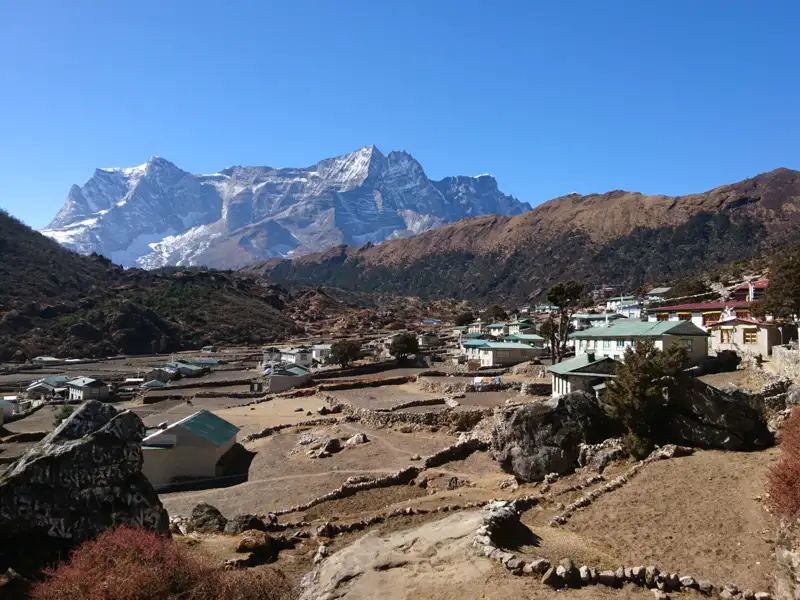 Bergdorf im Himalaya mit Blick auf die schneebedeckten Gipfel.
