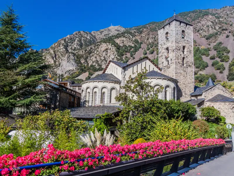 Historische Kirche Sant Esteve in Andorra la Vella, eingebettet in die Pyrenäenlandschaft.