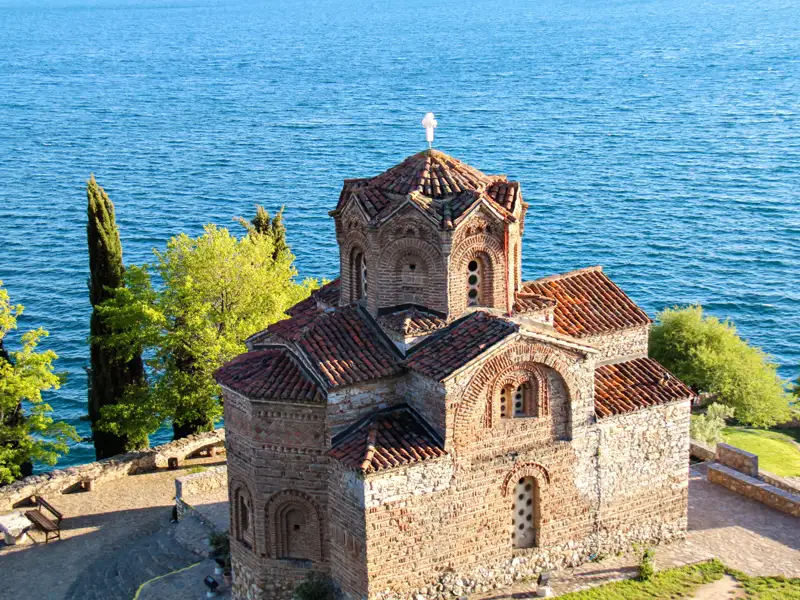 Die Kirche St. Johannes in Kaneo am Ohridsee.