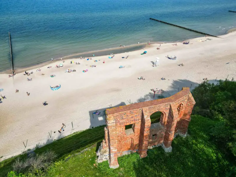 Ruine am Strand mit Blick auf das Meer.