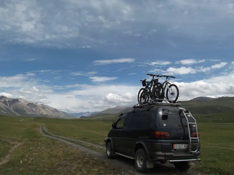 Van mit Fahrrädern auf dem Dach in bergiger Landschaft