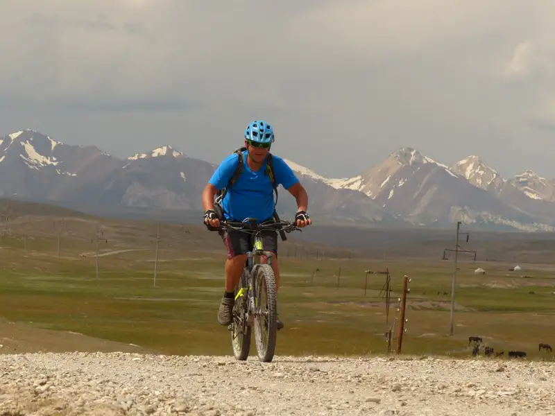 Mountainbiker auf einer Bergstrecke.