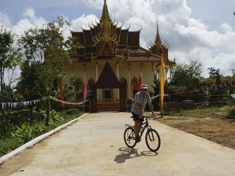 Radfahrer vor einem Tempel während einer Radreise.