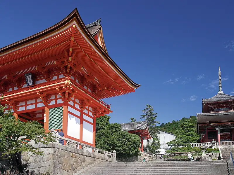 Rotes Tor und Pagode eines japanischen Tempels.