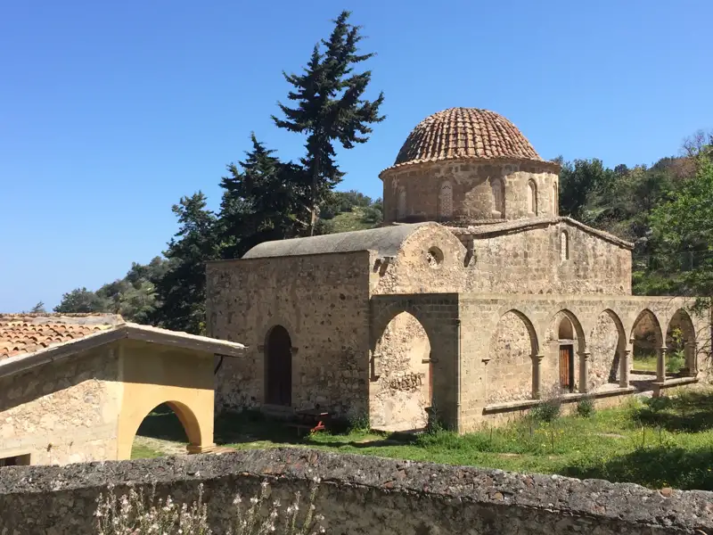 Historisches Gebäude mit Kuppeldach und Bögen, möglicherweise eine Kirche oder Kloster.