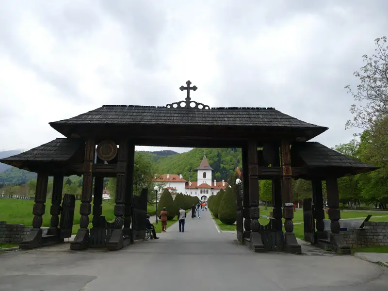 Holzeingangstor zum Kloster