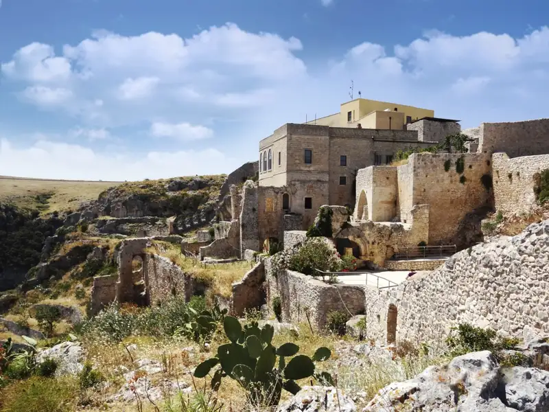 Historische Klosterruinen und Landschaft