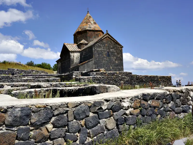 Alte Steinkirche mit Mauern.